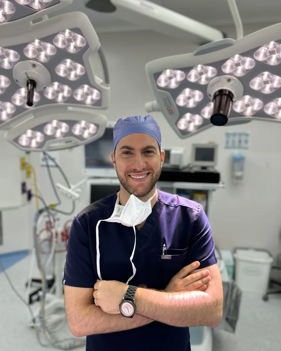 Dr. Avi Afya en el quirófano del Centro Médico ABC, Campus Santa Fe